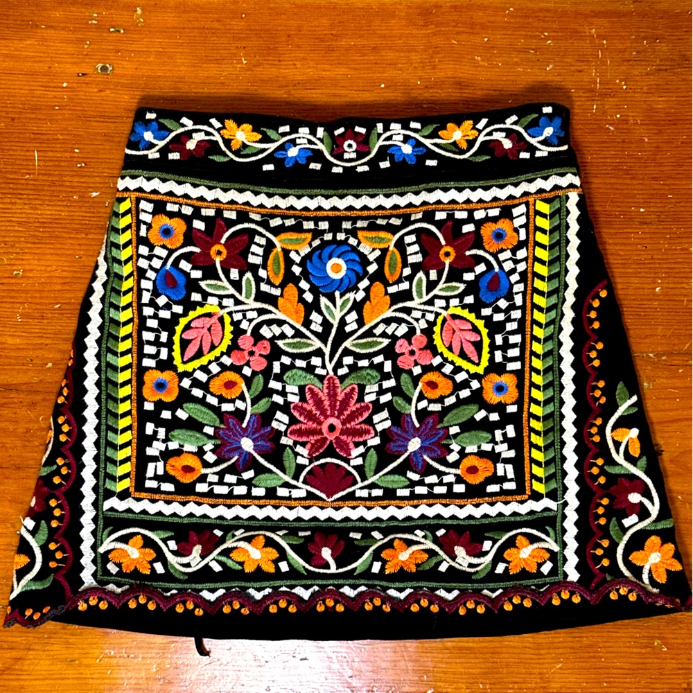 Embroidered mini skirt - S